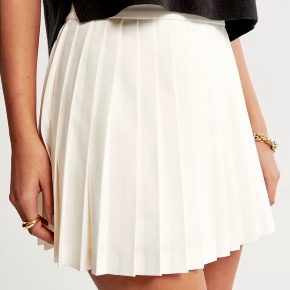 Sunday Best / Aritzia White Pleated Mini Skirt